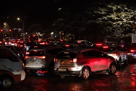 올겨울 많은 양의 첫눈이 내린 4일 서울 종로구 청와대 사랑채 앞 도로에서 차량이 움직이지 못하고 있다. 〈사진=연합뉴스〉