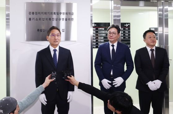 관봉권 띠지 분실과 쿠팡 수사 외압 의혹을 수사할 안권섭 특별검사(왼쪽)가 6일 서초구 사무실에서 열린 특검팀 현판식에서 각오를 말하고 있다. 오른쪽은 김기욱, 권도형 특검보. 〈사진=연합뉴스〉