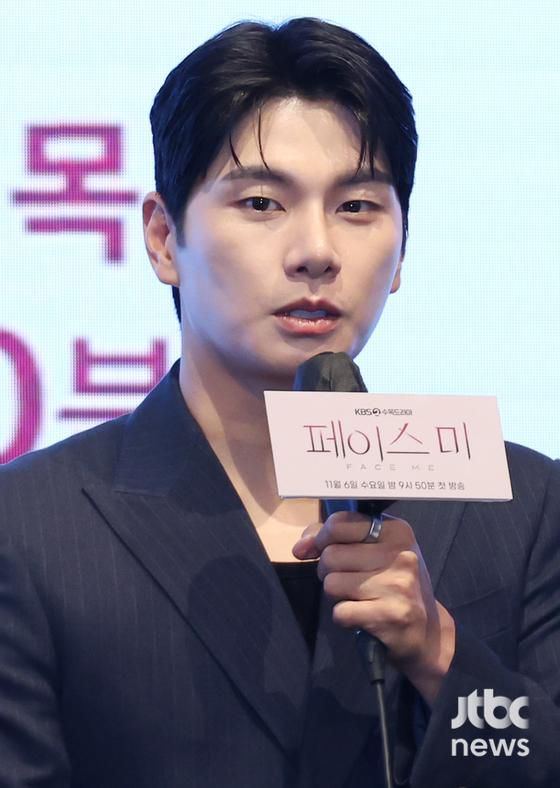 6일 오후 서울 구로구 신도림 더 세인트에서 KBS2 '페이스미' 제작발표회가 열렸다. 조록환 감독과 배우 이민기, 한지현, 이이경, 전배수가 참석했다.  김현우 엔터뉴스팀 기자 kim.hyunwoo3@jtbc.co.kr (콘텐트비즈니스본부)