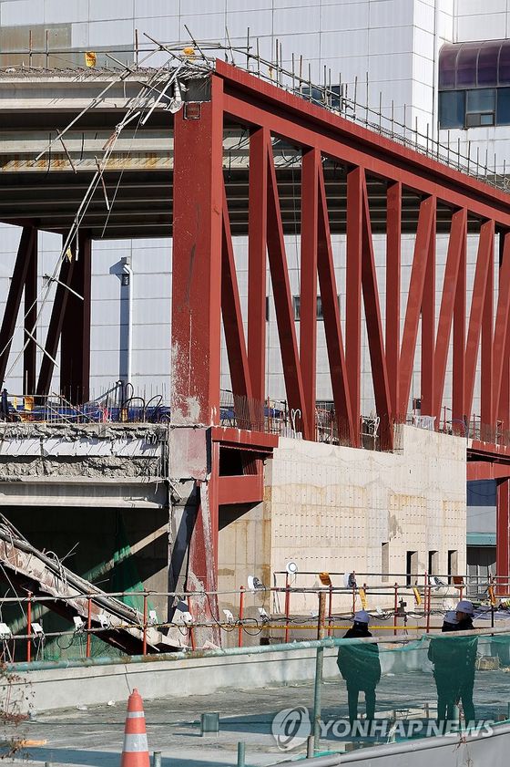 12일 오후 광주 서구 치평동 광주대표도서관 붕괴 사고 현장에서 관계자들이 구조물 안정화 작업을 위해 현장을 살펴보고 있다. 〈사진=연합뉴스〉