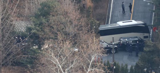 차벽으로 가로막힌 서울 용산구 한남동 대통령 관저 경내 도로(지난 1월 3일)〈사진=연합뉴스〉