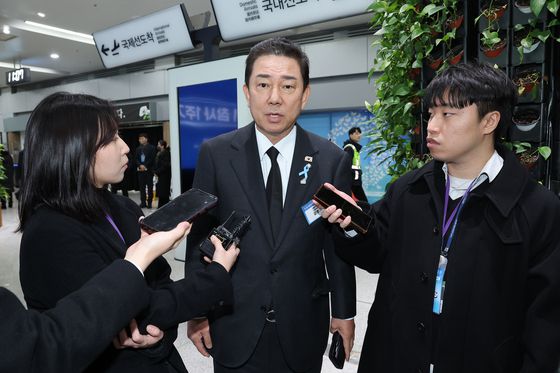 더불어민주당 김병기 원내대표가 29일 전라남도 무안군 무안국제공항 여객터미널에서 열린 12ㆍ29 여객기 참사 1주기 추모식을 마친 뒤 취재진의 질문에 답하고 있다. 〈사진=연합뉴스〉
