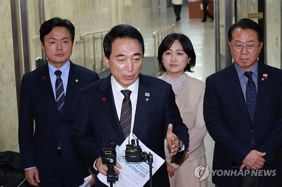 더불어민주당 박수현 수석대변인이 지난달 16일 국회에서 열린 비공개 의원총회를 마치고 회의 결과를 브리핑하고 있다. 〈사진=연합뉴스〉