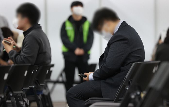 전체 청년의 2.4%(24만4000명)가 은둔형 외톨이라는 통계가 발표됐다. 이들이 은둔형 생활을 하는 가장 큰 이유는 ‘취업이 잘되지 않아서(35.0%)’였다.[사진=연합뉴스]