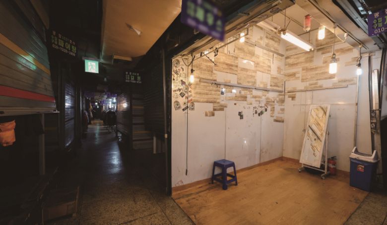 자영업 부채는 언제 터질지 모르는 뇌관이다. 자영업자 대출이 금융안정을 위협하지 않도록 꼼꼼한 대책을 세워야 할 때다.[사진=연합뉴스]