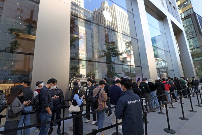 아이폰은 새 제품을 출시할 때마다 구매 대기줄이 생길 만큼 인기가 높다,[사진=뉴시스]