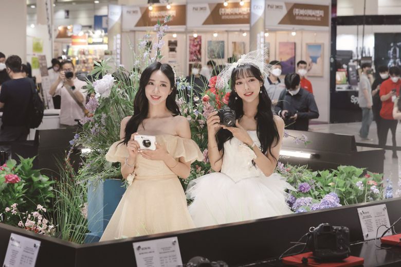 MZ세대가 디지털카메라에 빠진 게 ‘복고 감성’ 떄문이란 분석이 많다.[사진=연합뉴스]