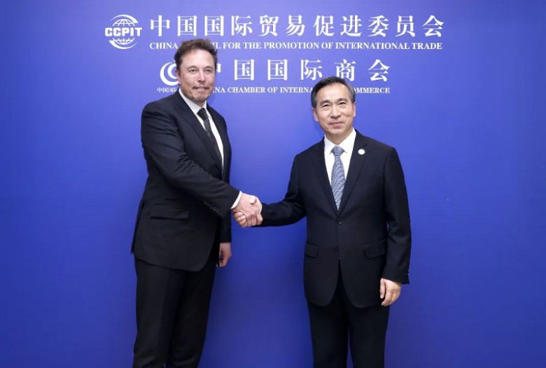 지난 5월 일론 머스크 테슬라 CEO는 중국을 방문해 런홍빈 중국국제무역촉진위원회장을 만났다.[사진=중국 상무부 홈페이지]