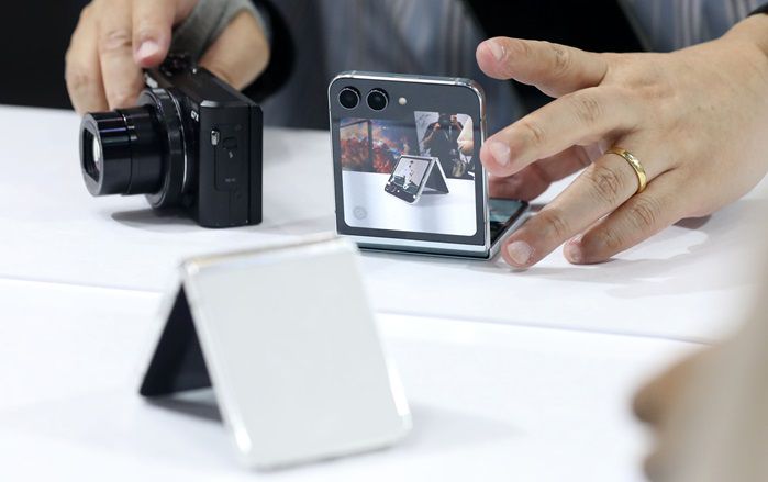 전체 스마트폰 시장은 침체한 가운데 폴더블 스마트폰 시장은 계속 성장하고 있다.[사진=뉴시스]