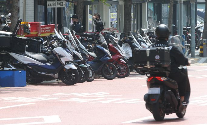 배달앱 업체들이 무료배달 경쟁을 시작하기 전 ‘점주 요금제’를 개편했는데, 이 과정에서 점주가 배달비를 책정할 수 있는 권한이 사라졌다.[사진=연합뉴스]