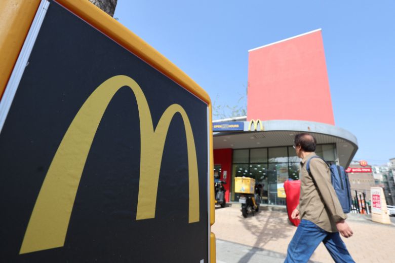 한국맥도날드의 직영점 매출이 지난해 사상 처음으로 1조원을 돌파했다. [사진=뉴시스]