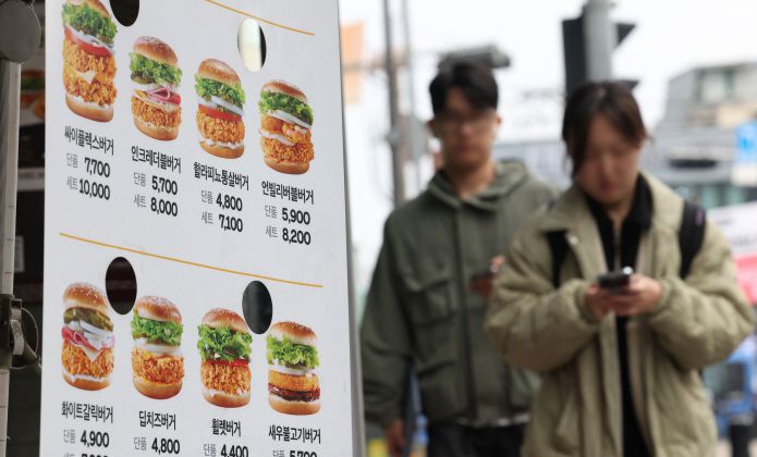 문재인 정부는 햄버거·치킨·피자 등 12개 외식 프랜차이즈 품목의 가격을 조사해 매주 수요일 발표한다는 정책을 내놨지만, 정권 교체와 함께 폐지됐다.[사진=뉴시스]