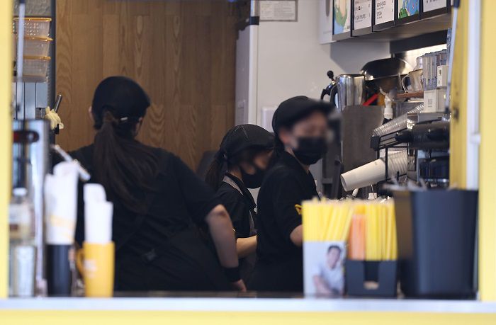 최저임금 결정은 수많은 저소득 근로자의 삶과 중소 상공인들의 경영에 영향을 미치는 중대 사안이다.[사진=연합뉴스]