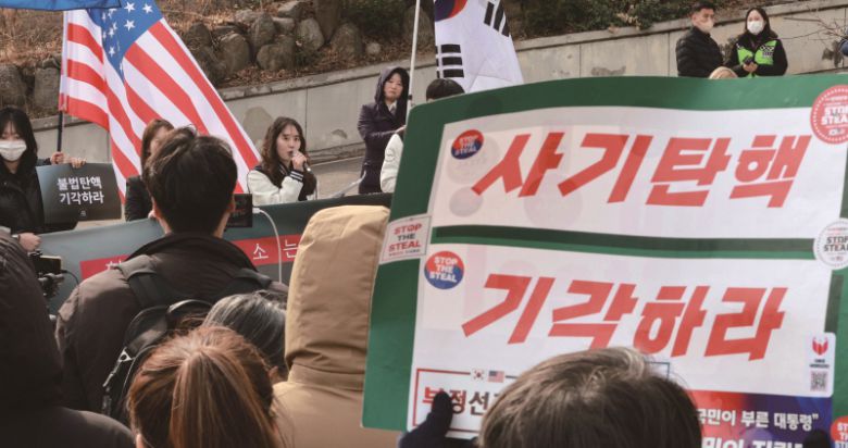 그들은 정말 느닷없이 계엄을 선포한 대통령을 메시아로 여기는 걸까.[사진｜뉴시스]