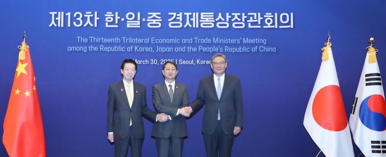 안덕근(가운데) 산업통상자원부 장관, 왕원타오(오른쪽) 중국 상무부장, 무토 요지 일본 경제산업성 대신이 지난 3월 30일 5년 만에 열린 한중일 경제통상장관회의에서 손을 맞잡고 있다. [사진 | 뉴시스]