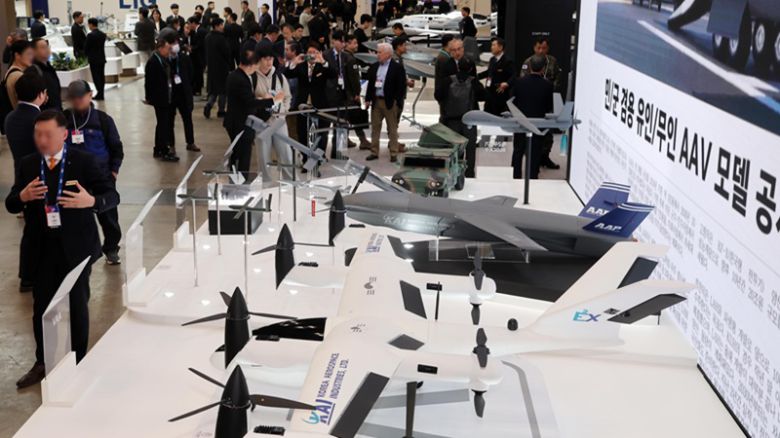 인공지능(AI) 등 첨단산업에 투자해 성장의 발판을 만들어야 한다.[사진 | 뉴시스]