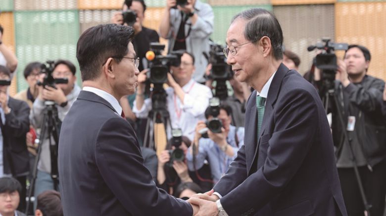 국민의힘 대선후보 단일화 논란은 우리나라 정치의 수준을 여실히 보여준다. 유권자 스스로 후보자의 자질과 공약을 살펴야 할 때다.[사진｜뉴시스]