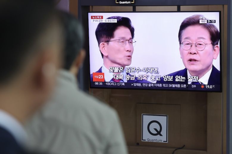 19일 오전 서울 용산구 서울역 대합실 TV에서 전날 열린 대선 후보자 초청 1차 토론회 관련 뉴스가 보도되고 있다. [사진 | 뉴시스]