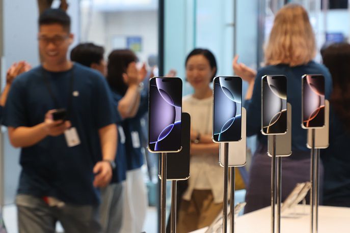 스마트폰 출하량 성장은 둔화하고 있지만 평균판매단가가 상승하며 매출은 증가하고 있다.[사진 | 연합뉴스]