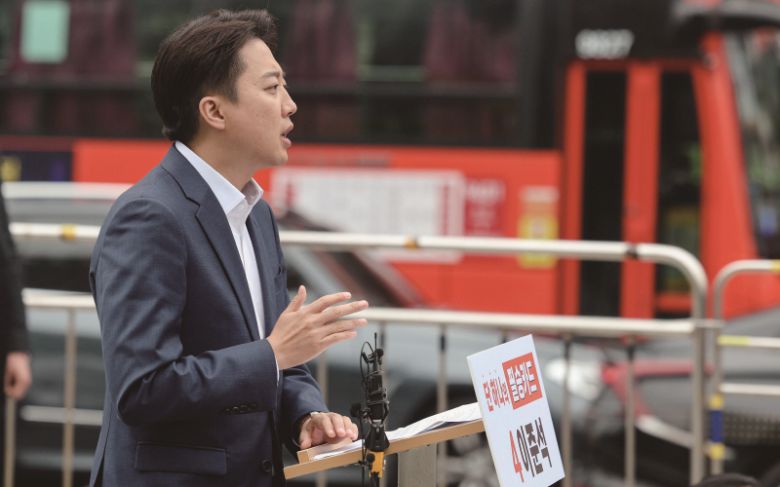 이준석 개혁신당 후보는 최저임금 결정 권한을 지자체에 이양하는 공약을 내놨다.[사진｜뉴시스]