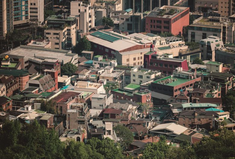 집을 사게 해줘야 한다는 주장과 임대 정책 강화해야 한다는 주장이 부딪힌다. [사진|뉴시스]