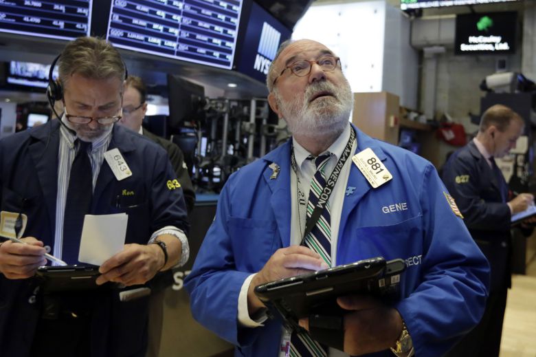 뉴욕의 증권거래소에서 한 중개인이 주가 전광판을 지켜보고 있다. [사진 | 뉴시스]