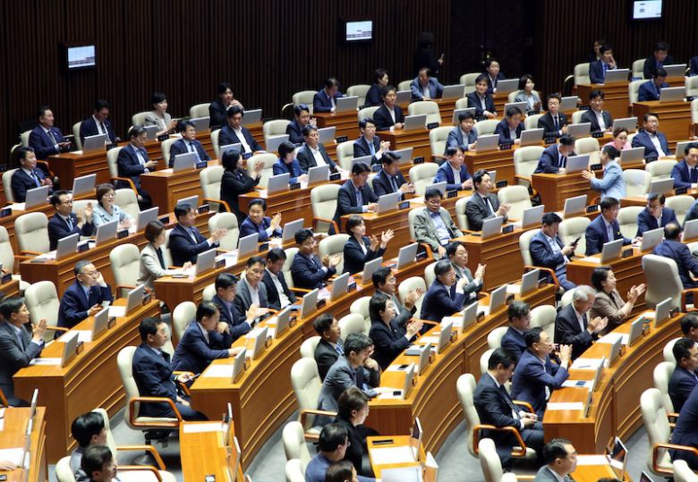 지난 7월 3일 국회 본회의에서 상법 일부 개정법률안이 가결되자 일부 의원들이 박수치고 있다. [사진 | 뉴시스]