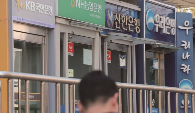 실물경제와 금융이 조화를 이루며 어우러져야 전체 경제가 발전한다. 금융사들이 이자 수익 일변도에서 벗어나 실물경제 지원, 금융약자 보호 등 본연의 임무에 충실할 때다.[사진 | 연합뉴스]