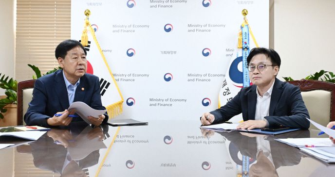 구윤철(왼쪽) 부총리 겸 기획재정부 장관이 17일 석유화학산업 사업재편 진행상황 관계장관 현안간담회를 주재하고 있다.[사진｜뉴시스]