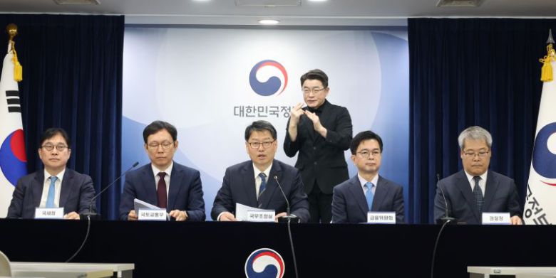 김용수 국무조정실 국무2차장이 30일 오전 서울 종로구 정부서울청사에서 부동산 불법행위 대응 관계 부처 합동브리핑을 하고 있다. [사진 | 뉴시스]