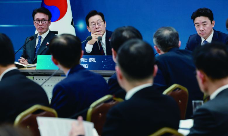 수출은 사상 최대이지만, 투자 · 고용 · 내수는 지지부진하다. 이럴 때일수록 정부의 역할이 중요하다. 대통령의 말처럼 구조개혁을 통해 국가 대전환을 꾀해야 한다.[사진 | 연합뉴스]