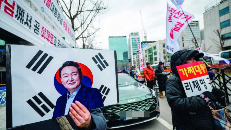 정권을 결사옹위하는 게 그 정권을 지지한 유권자의 책임일까.[사진｜뉴시스]