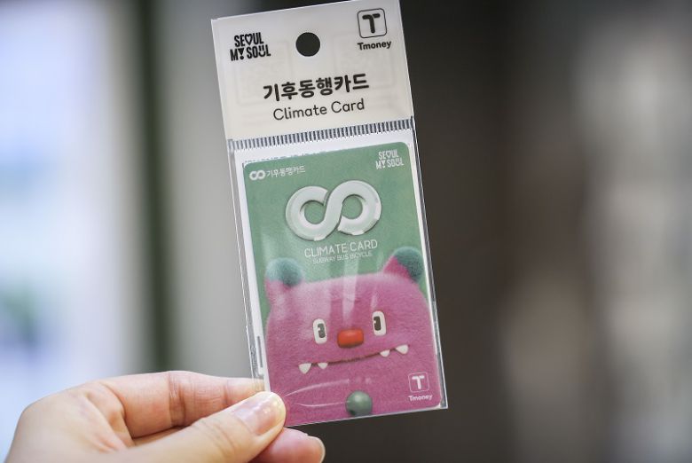 기후동행카드을 사용하면 무제한으로 대중교통을 이용할 수 있다.[사진 | 뉴시스]