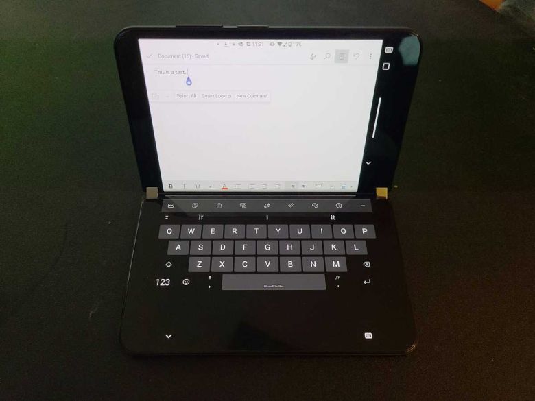 키보드는 내 취향에서 보면 상단에 어색하게 꽉 들어찬 것 같고, 나는 여전히 엄지손가락을 사용해서 입력하는 것을 선호한다. 그렇지만 이것은 PC와 같은 폰이다. ⓒ Mark Hachman / IDG