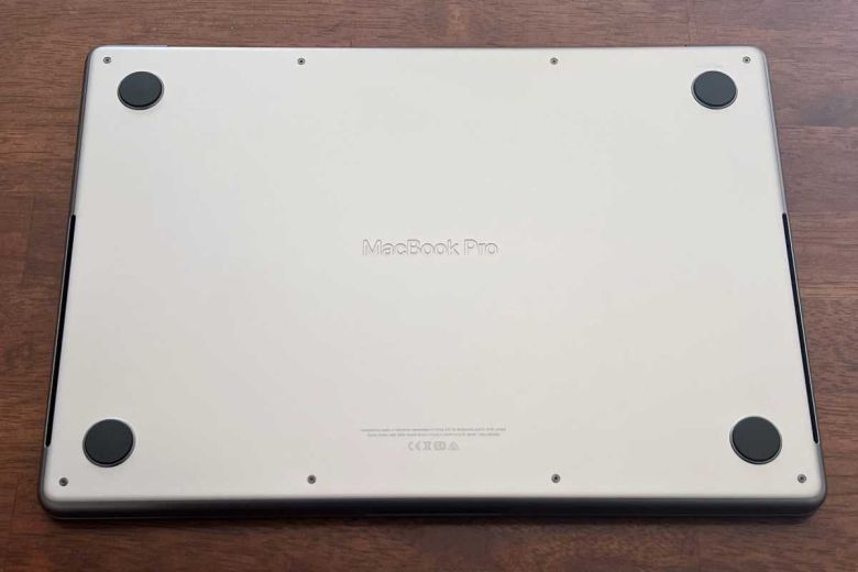 뒷면에는 맥북 프로라는 제품명이 각인돼 있다. ⓒ IDG