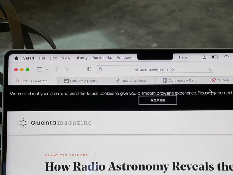 노치와 겹쳐 표시되는 메뉴 바. ⓒ IDG