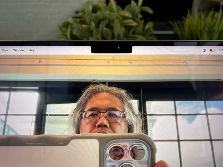 노치 안에 든 1080p 페이스타임 카메라는 전문가용 사양은 아니다. ⓒ IDG