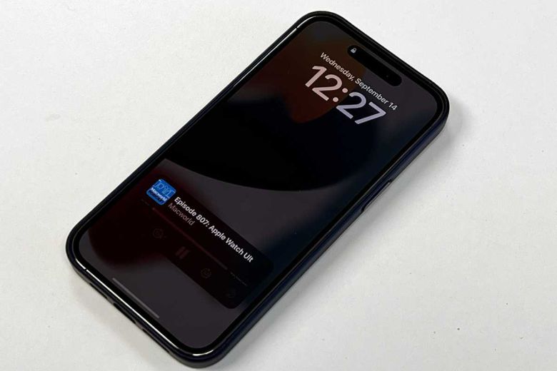 AOD는 단지 잠금 화면을 조금 더 어둡게 한 것이므로 알림과 위젯의 내용이 계속해서 화면에 표시된다. ⓒ IDG