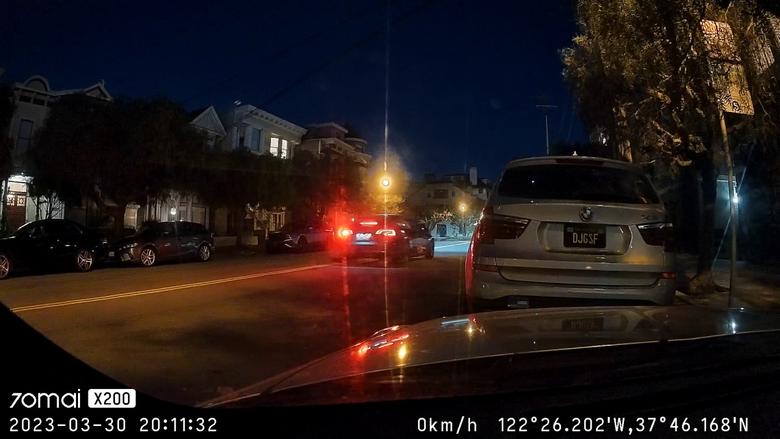 자동차 유리가 깨끗하지 않은데도 야간에 이 정도 화질이다.