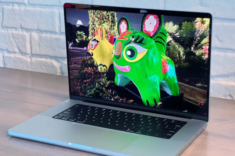 16인치 맥북은 널리 사용되기에는 너무 크고 무겁다. ⓒFoundry