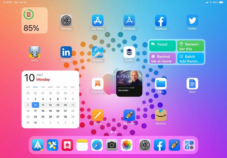 아이패드OS 17의 홈 화면 위젯은 앱 아이콘 주위에 더 자유롭게 배치할 수 있다. ⓒApple