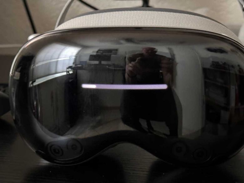 아이사이트 디스플레이는 소프트웨어 업데이트 중 진행률 표시줄과 같은 몇 가지 유용한 정보를 표시할 수 있다. ⓒ Foundry