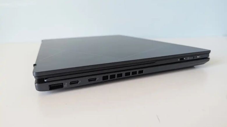 젠북 듀오는 접었을 때 에이수스 게이밍 노트북과 비슷하게 생겼다 하지만 강력한 게이밍 그래픽 카드 대신 블루투스 키보드가 공간을 차지하고 있다. ⓒ Mattias Inghe