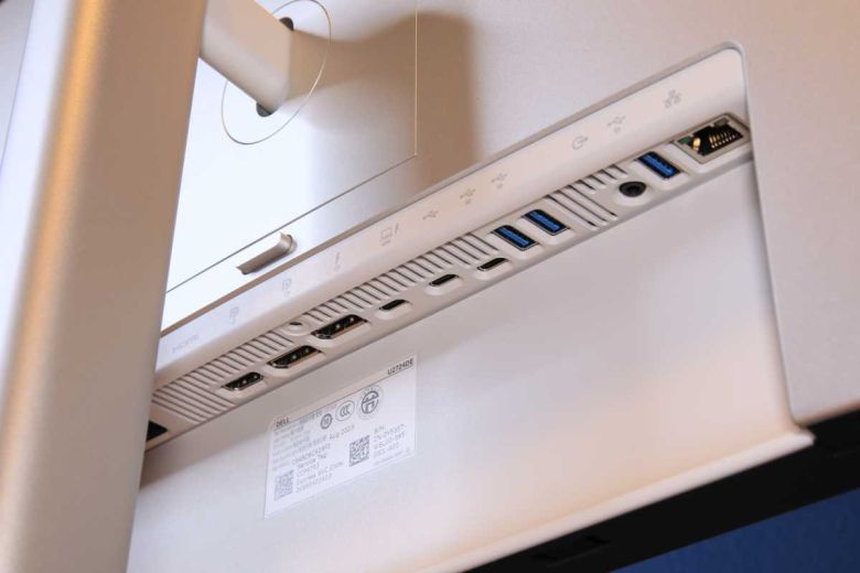 델 U2724DE는 광범위한 연결 옵션을 제공한다. ⓒ Foundry