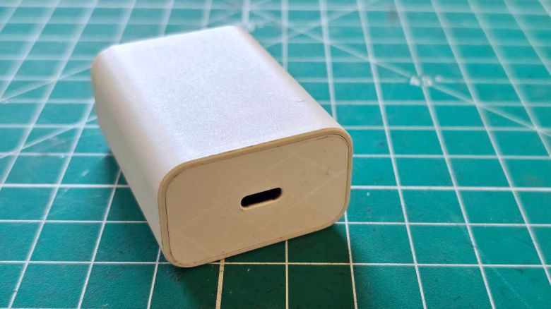 USB-C 포트에 맞는다고 해서 모든 충전기가 이 18와트 USB-C PD 2.0 충전기처럼 디바이스를 충전할 수 있는 전력을 제공하는 것은 아니다. ⓒ Gordon Ung