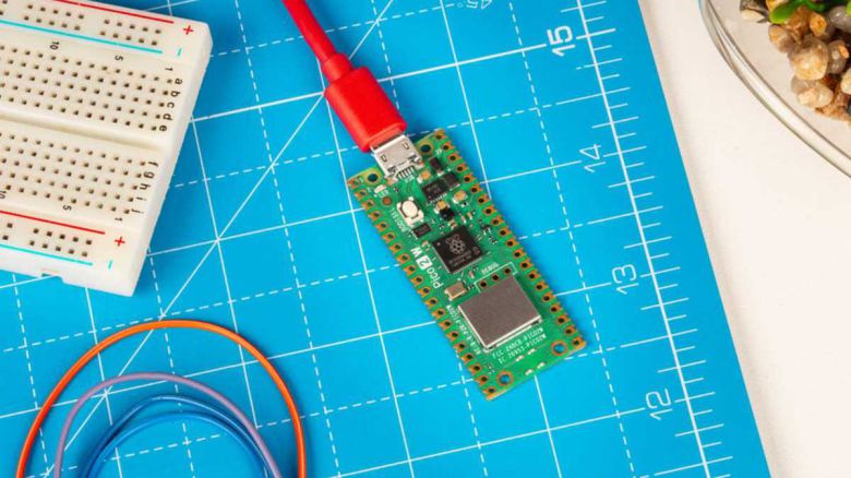 실험 준비를 마친 라즈베리 파이 피코 2 W 기기 모습Raspberry Pi