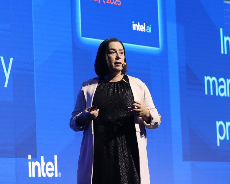 인텔 AI CoE 세일즈 글로벌 총괄 린 콤프가 ‘엔터프라이즈 AI를 위한 유연하고 신뢰할 수 있으며 성능을 갖춘 개방형 솔루션’을 주제로 발표하고 있다.Intel