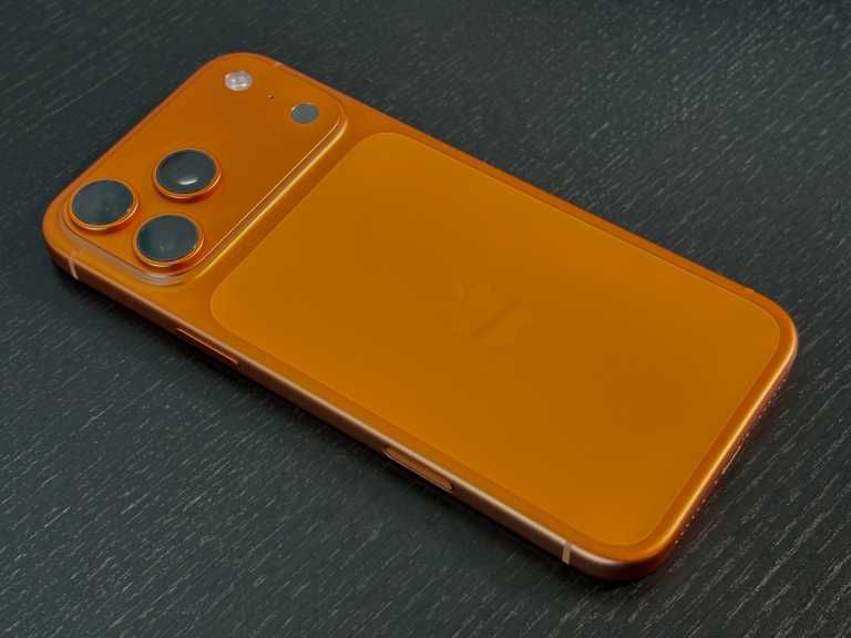 코스믹 오렌지 색상이 싫을지라도, 아이폰 17 프로를 쓰고 있다는 사실을 모두에게 알릴 수 있는 존재감 넘치는 색인 것은 분명하다. Foundry