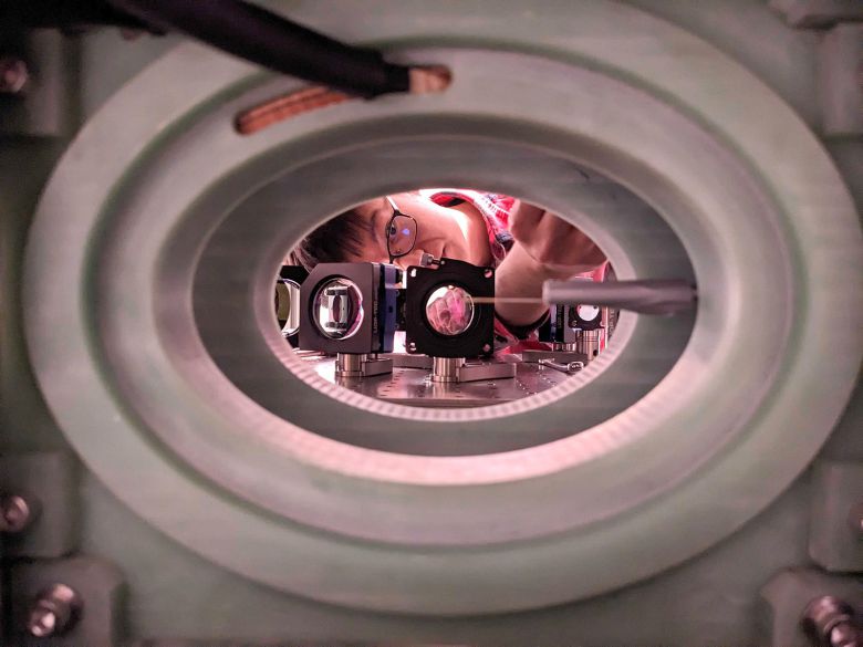 캘리포니아 공과대학 콘 H. 룽이 6,100개의 원자를 포획하는 데 사용한 기구를 다루고 있다.Caltech/Gyohei Nomura