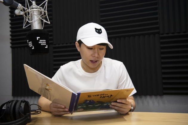 양세형이 녹음을 앞두고 동화책을 읽고 있다. /이승현 기자 lsh87@